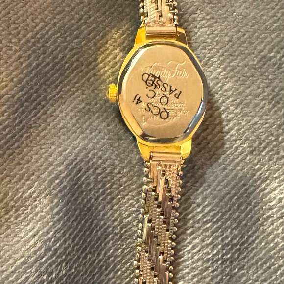 Vintage Vanity Fair Quartz Watch gold two tone 6 1/2” band, excellent condition - Picture 3 of 9
